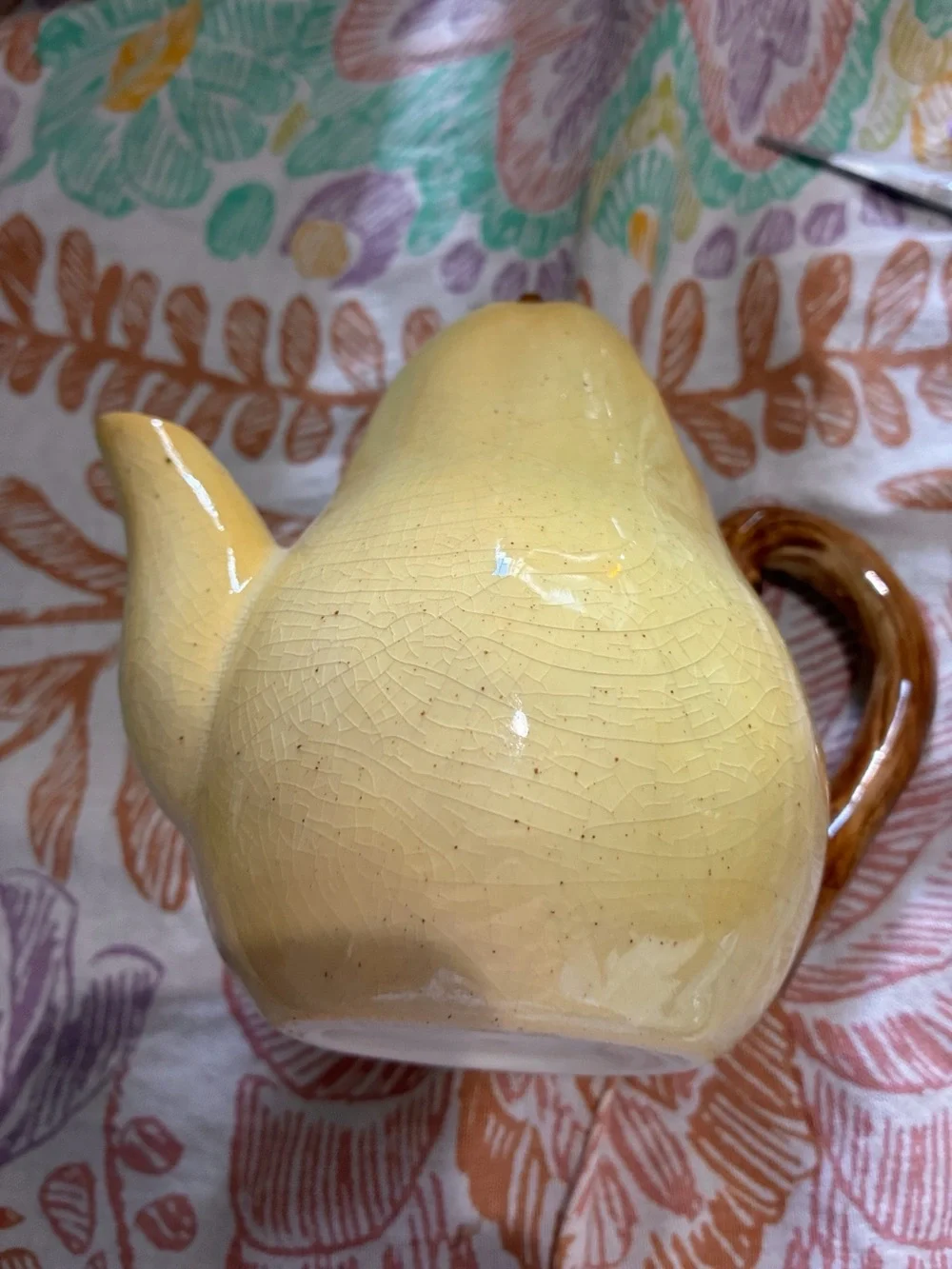 Russ Berrie 1980s Pear 🍐 Creamer. 6”x6.5”.  Yellow w/brown handle & green leaf.